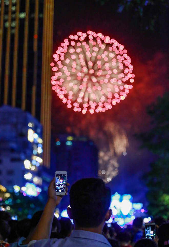 Fireworks return as Vietnam welcomes 2018 - Go Asia Travel